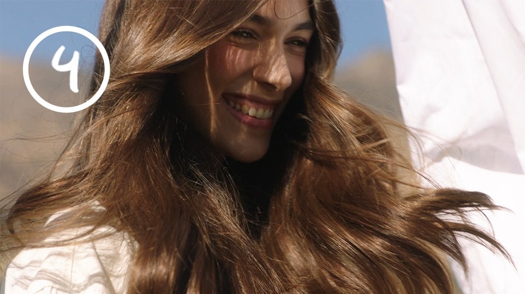 Frau mit langem Haar im WInd